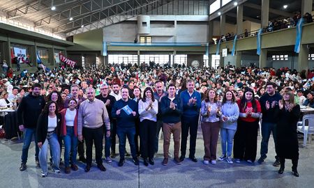 Los principales referentes del Partido Socialista de Santa Fe, durante la tallarinada por el 25 de Mayo. Los principales referentes del Partido Socialista de Santa Fe, durante la tallarinada por el 25 de Mayo.