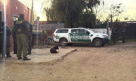 Un importante operativo de fuerzas federales se desarrollaba este viernes por la tarde en distintos puntos de la ciudad de Santa Fe, con múltiples allanamientos simultáneos en los barrios Villa del Parque y Barranquitas Sur. Un importante operativo de fuerzas federales se desarrollaba este viernes por la tarde en distintos puntos de la ciudad de Santa Fe, con múltiples allanamientos simultáneos en los barrios Villa del Parque y Barranquitas Sur.