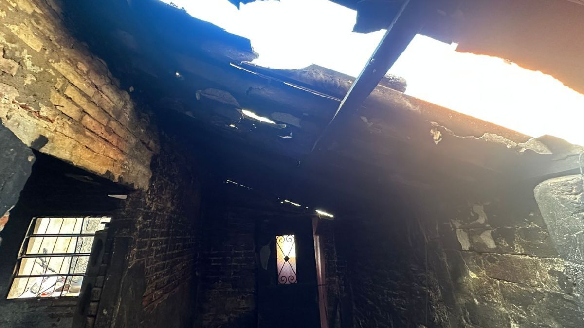 La vivienda de calle Mendoza al 4600 quedó con peligro de derrumbe y con el techo destrozado.