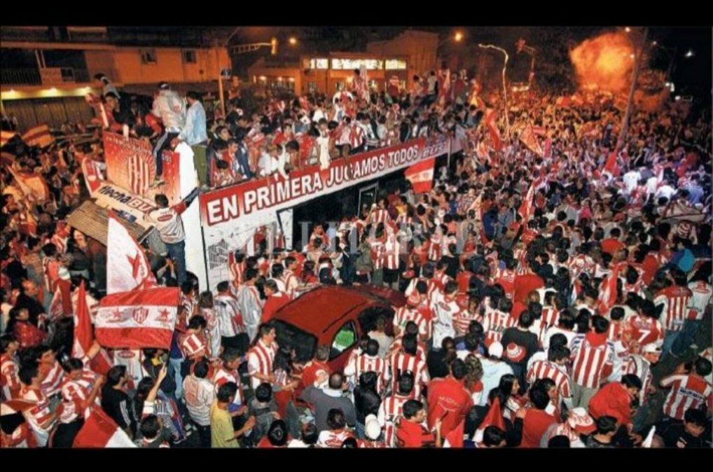 El festejo del plantel en las calles de Santa Fe.