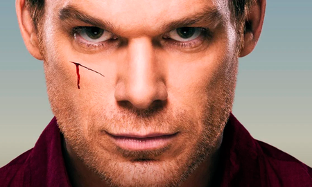 Ambientada 10 años después de que Dexter desapareciera en el ojo del huracán Laura, la serie lo encuentra viviendo con un nombre falso en la pequeña ciudad de Iron Lake, Nueva York. Ambientada 10 años después de que Dexter desapareciera en el ojo del huracán Laura, la serie lo encuentra viviendo con un nombre falso en la pequeña ciudad de Iron Lake, Nueva York.