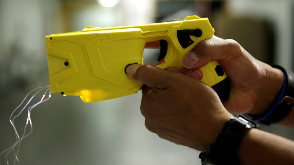 Diputados impulsan un proyecto para autorizar el uso de pistolas Taser