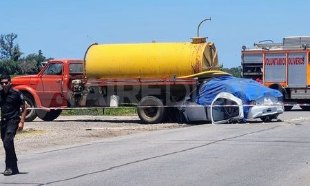 El auto quedó debajo de la parte trasera del camión y en él, iban una chica de 17 años, su madre de 46 y un bebé de 1 año y cuatro meses. El auto quedó debajo de la parte trasera del camión y en él, iban una chica de 17 años, su madre de 46 y un bebé de 1 año y cuatro meses.
