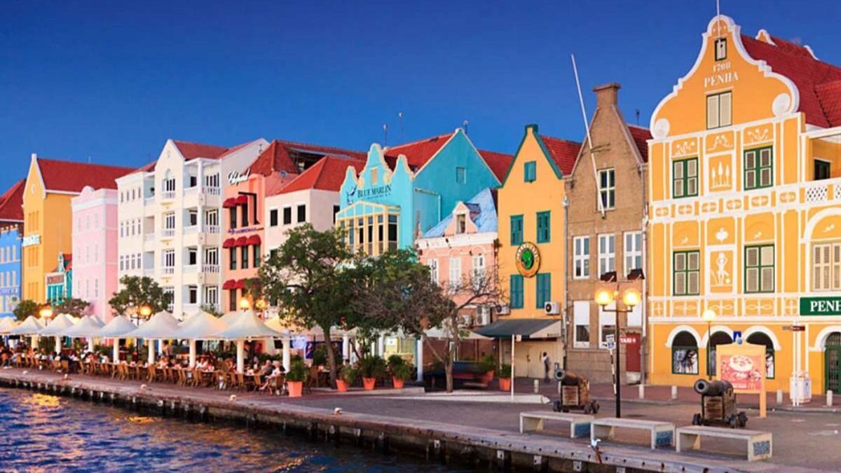 Entre los principales atractivos de Curazao se encuentra su capital, Willemstad, con casas coloniales coloridas y un ambiente tranquilo para recorrer y conocer. Entre los principales atractivos de Curazao se encuentra su capital, Willemstad, con casas coloniales coloridas y un ambiente tranquilo para recorrer y conocer.
