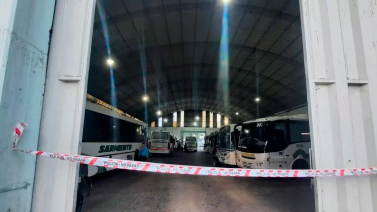 Horror en Córdoba: un chofer dio marcha atrás con su colectivo y mató a uno de sus compañeros