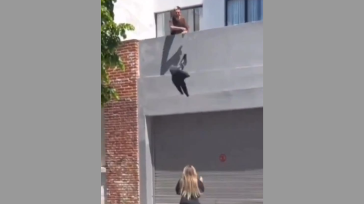 VIDEO un hombre lanzó la ropa de su pareja desde un balcón tras descubrir una infidelidad