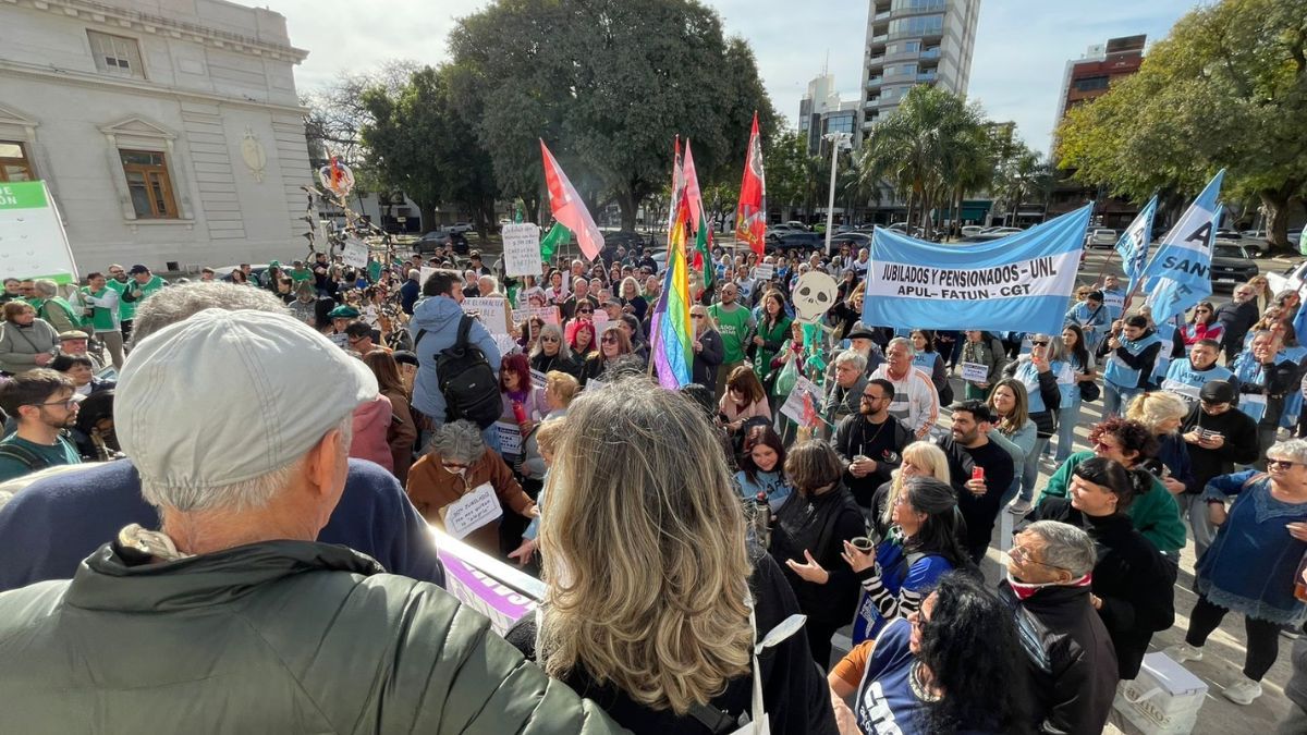 La duodécima marcha de los banquitos fue una de las más convocantes en la ciudad de Santa Fe.