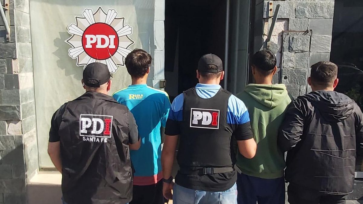 Los detenidos fueron trasladados hasta la sede de la División Homicidios de la PDI.  