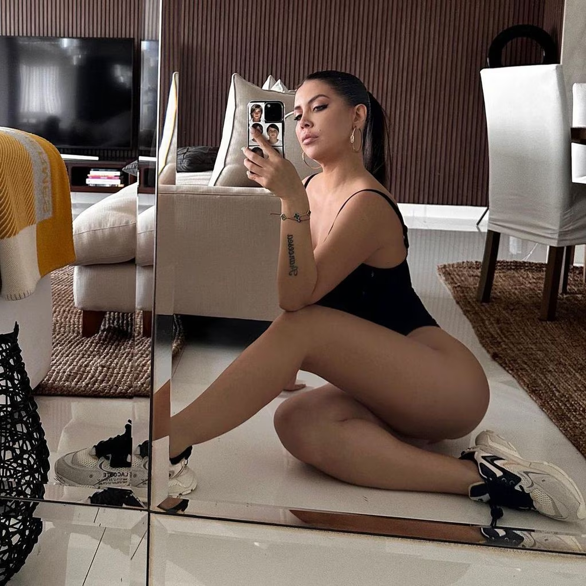 Wanda Nara con un body engomado cavadísimo.