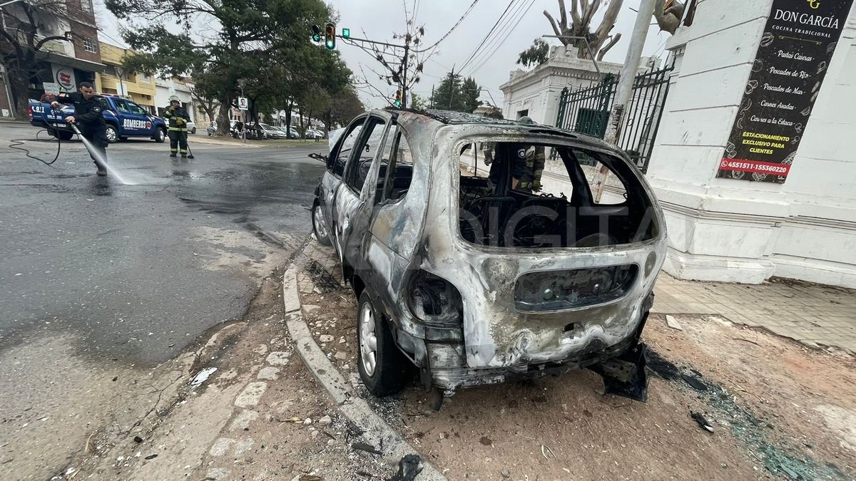 Se le incendió la camioneta en pleno Bulevar Pellegrini y la abandonó, en llamas, frente a La Rural