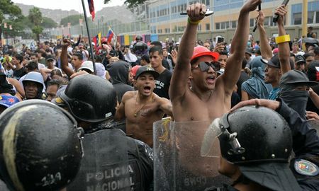 Mientras la oposición marcha denunciando fraude, el gobierno prepara una movilización en apoyo a Maduro. La OEA denunció una manipulación aberrante de las elecciones presidenciales en Venezuela. Mientras la oposición marcha denunciando fraude, el gobierno prepara una movilización en apoyo a Maduro. La OEA denunció una manipulación aberrante de las elecciones presidenciales en Venezuela.