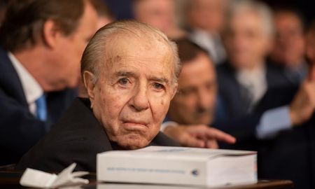El senador nacional Carlos Menem. El senador nacional Carlos Menem.