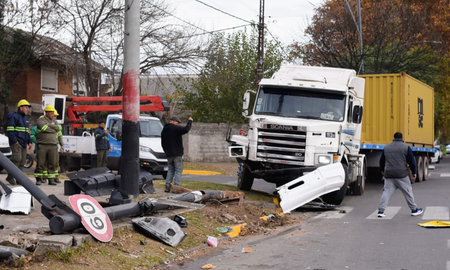 El camión terminó sobre la vereda luego de impactar contra dos vehículos estacionados, un semáforo y una columna de alumbrado público en avenida Pellegrini y Liniers. El camión terminó sobre la vereda luego de impactar contra dos vehículos estacionados, un semáforo y una columna de alumbrado público en avenida Pellegrini y Liniers.