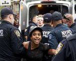 Oficiales de policía detienen a una manifestante durante una protesta de Black Lives Matter2 en Nueva York, EE.UU. Oficiales de policía detienen a una manifestante durante una protesta de Black Lives Matter2 en Nueva York, EE.UU.
