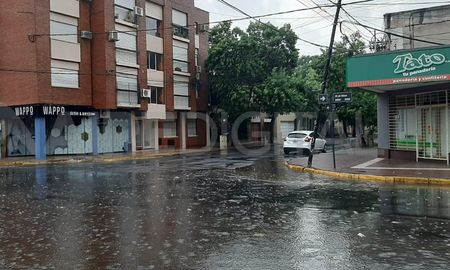 Con la tormenta bajó la temperatura y cayeron pequeñas piedras de granizo en algunos barrios de la ciudad. Con la tormenta bajó la temperatura y cayeron pequeñas piedras de granizo en algunos barrios de la ciudad.