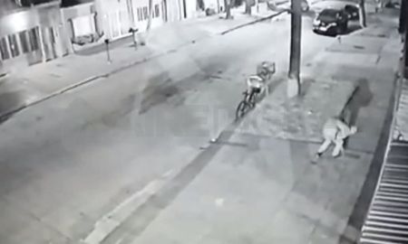 Captura de un video que registró el robo de medidores de agua. Captura de un video que registró el robo de medidores de agua.