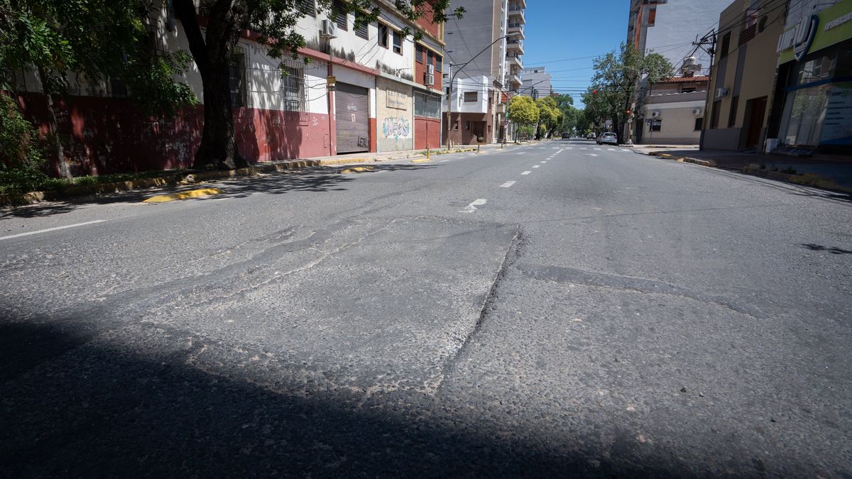 En el medio de Urquiza a la altura del 1.800 se registra un hundimiento en el pavimento. En el medio de Urquiza a la altura del 1.800 se registra un hundimiento en el pavimento.
