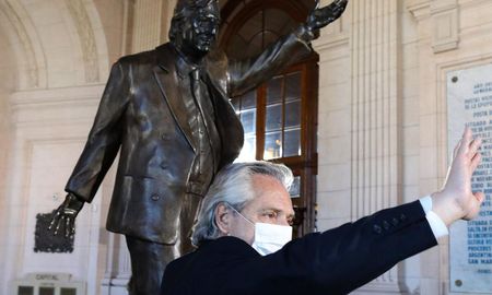 Aire de Santa Fe | Alberto Fernández junto a la estatua de Néstor Kirchner.