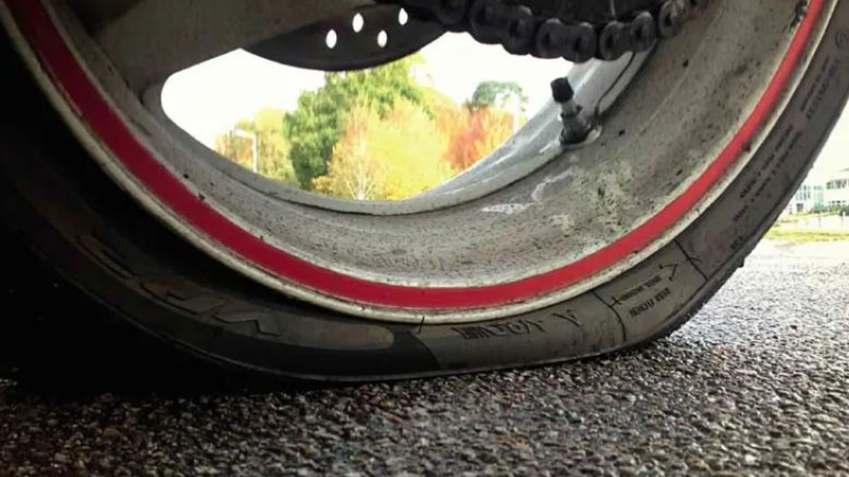 ¿Qué hacer si se pincha una rueda en moto?