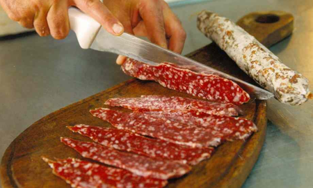 Tandil busca superar los 470 metros de longitud y romper el récord mundial del salame más largo. Tandil busca superar los 470 metros de longitud y romper el récord mundial del salame más largo.
