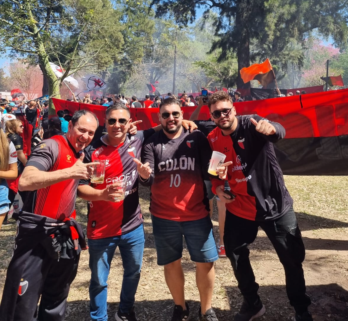 Hinchas de Colón en el Parque Sur. Foto: @universopar2 Hinchas de Colón en el Parque Sur. Foto: @universopar2