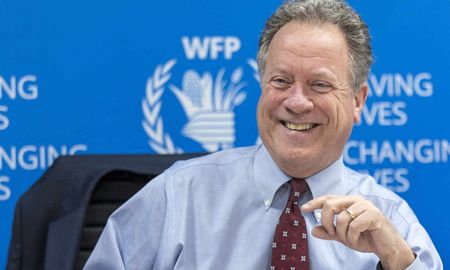 Aseguran que el PMA, que dirige David Beasley, distribuyó el año pasado 15.000 millones de raciones de comida y asistió a 97 millones de personas en 88 países. Aseguran que el PMA, que dirige David Beasley, distribuyó el año pasado 15.000 millones de raciones de comida y asistió a 97 millones de personas en 88 países.