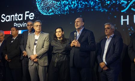 El gobernador, Omar Perotti, presidió el acto que tiene a Santa Fe como una de las pioneras en el mundo en el sector de las Ciencias de la Con motivo de la celebración del Día delInvestigador Científico y de la Investigadora Científica y en el marco deLa Noche de la Ciencia, se firmó la carta de adhesión al HubBIOSanta Fe. Este compromiso, que surge por iniciativa de diversos actores, pretendevincular personas interesadas en desarrollar el ecosistema de las Ciencias dela Vida y alinear sus esfuerzos a los fines de potenciar acciones parabeneficio de la sociedad.“Esta carta es un consenso de más de 150referentes del ecosistema de ciencia, tecnología e innovación, que muestra unahoja de ruta que venimos trabajando conjuntamente desde el 2020. Es unadecisión política la implementación de herramientas del sector público envinculación con el sector académico, productivo e institucional que se ancla enuna estrategia de las tres T: Trayectoria, Transversalidad y Territorio”,sostuvo la secretaria de Ciencia, Tecnología e Innovación, Marina Baima.¿Qué es el HubBIO Santa Fe?El HubBIO es un centro de alta concentración derecursos, actividades, investigadores, empresas y actores del sector público,de la Provincia de Santa Fe, conformando de esta manera, el triángulo deciencias de la vida, con sus 3 puntos donde se concentran todas lascapacidades, el corredor Rafaela-Sunchales, Santa Fe y Rosario.Toma como ejes el talento, proporcionado por unsólido respaldo científico en el campo de las ciencias de la vida. Susuniversidades, como la reconocida Universidad Nacional del Litoral (UNL) y laprestigiosa Universidad Nacional de Rosario (UNR) y la novel UniversidadNacional de Rafaela (UNRaf) son líderes en investigación y formación en áreascomo biotecnología, farmacéutica, agroindustria y salud. Además, la provinciaes sede del Consejo Nacional de Investigaciones Científicas y Técnicas (CONICET),el principal organismo de investigación científica de Argentina, con numerososinstitutos de investigación que impulsan el desarrollo de tecnologías yconocimiento de vanguardia en el campo de las ciencias de la vida. Existen en cada nodo infraestructurasdedicadas, laboratorios de instituciones punteras en biotecnología, polos yparques tecnológicos para incubación, aceleración y radicación de startups oempresas. Y por último el financiamiento y los beneficios de integrar elHubBIO, los que ofrece un entorno favorable para la inversión y radicación. El HubBIO, tiene un plan pensado para acompañary potenciar las investigaciones, los negocios y empresas de base bio, paraconvertir a la provincia de Santa Fe, en el epicentro de las Ciencias de laVida.En este sentido, se trazaron tres prioridadesestratégicas: 1. Atraer talento, capital y empresas globales a la ciudad; 2.Desarrollar y fortalecer el tejido empresarial innovador y emprendedor; y 3.Generar soluciones de Ciencia, tecnología e Innovación (CTI) para los retos dela provincia.El SF HubBIO de las Ciencias de la Vidafunciona para posicionarse como Hub de Biotecnología en la región y en elmundo. Un espacio que permita mirar en conjunto las dificultades y pensar solucionesinnovadoras desde la colaboración. También se busca identificar ideas ypropuestas público-privadas, y vincularlas con las líneas de financiamientorelacionadas con la promoción de la ciencia; optimizar recursos y articularesfuerzos para pensar plantearnos objetivos comunes; y potenciar el talento ygenerar las condiciones para que pueda prosperar en y desde Santa Fe, y generardesarrollo.Un Hub biotecnológico líder enLatinoaméricaEl propósito central es co-crear un ecosistemapropicio que conecte, articule, visibilice y gestione el potencial de lasCiencias de la Vida para crecer y radicarse en cada una de las ciudades deprovincia, promoviendo el talento, el empleo y el crecimiento en inversiones yexportaciones de alto valor agregado.Santa Fe es pionera en el sector y es el motorde la economía del conocimiento en América Latina, por su forma de construirtecnología y solidificar bases científicas. Embajadores y embajadoras del HubLa carta de adhesión al HubBIO Santa Fe fuefirmada por 150 miembros del ecosistema de ciencia, tecnología e innovación dela provincia. Encabezada por El Gobernador Omar Perotti, el diputado nacional,Roberto Mirabella; el Presidente de la Agencia I+D+i, Fernando Peirano; el subsecretario de Coordinación InstitucionalNacional, Pablo Núñez; el intendente de Rafaela, Luis Castellano; el gerente deVinculación Tecnológica del CONICET, Sergio Romano; el presidente de la CámaraArgentina de Biotecnología, Federico Trucco, la directora del Centro CientíficoTecnológico (CCT) CONICET Rosario, Sandra Fernández ; el vicepresidente delConicet, Roberto Rivarola; el presidente de la Bolsa de Comercio de Rosario,Miguel Simioni; el director de la Bolsa de Comercio de Santa Fe, IgnacioRintoul, la representante del INTA Rafaela, Roxana Páez; el coordinadorregional del INTI, Hernán Zoff; el rector de la Universidad Nacional delLitoral, Enrique Mammarella; el rector de la Universidad Nacional de Rosario,Franco Bartolacci; y el secretario de la Universidad Nacional de Rafaela, MarceloCostamagna; entre otros.Las y los firmantes se convirtieron enembajadora/es y miembros de esta red y serán convocados voluntariamente parapensar en conjunto abordajes y soluciones innovadoras a los grandes desafíos deeste HubBIO.“Este ecosistema quehoy se pone de acuerdo tiene un mismo propósito. Por eso convoco a todos loscientíficos y científicas a seguir trabajando en esta ciencia situada, en unaciencia de excelencia, a través del plan que nos propusimos al 2030. Tambiénconvocando a las instituciones y al sector privado, que son los conectores yque son también aquellos que tienen el músculo para poder escalar todo lo queestamos haciendo. Y también convoco a los hacedores de las políticas públicas,a mis colegas, para que puedan sumar ladrillo por ladrillo y trabajar por estagran categoría. Antes eran tres jugadores que trabajaban en distintas ligas yhoy hacemos una gran Liga: las Ciencias de la Vida”, remarcó Baima.ida. El gobernador, Omar Perotti, presidió el acto que tiene a Santa Fe como una de las pioneras en el mundo en el sector de las Ciencias de la Con motivo de la celebración del Día delInvestigador Científico y de la Investigadora Científica y en el marco deLa Noche de la Ciencia, se firmó la carta de adhesión al HubBIOSanta Fe. Este compromiso, que surge por iniciativa de diversos actores, pretendevincular personas interesadas en desarrollar el ecosistema de las Ciencias dela Vida y alinear sus esfuerzos a los fines de potenciar acciones parabeneficio de la sociedad.“Esta carta es un consenso de más de 150referentes del ecosistema de ciencia, tecnología e innovación, que muestra unahoja de ruta que venimos trabajando conjuntamente desde el 2020. Es unadecisión política la implementación de herramientas del sector público envinculación con el sector académico, productivo e institucional que se ancla enuna estrategia de las tres T: Trayectoria, Transversalidad y Territorio”,sostuvo la secretaria de Ciencia, Tecnología e Innovación, Marina Baima.¿Qué es el HubBIO Santa Fe?El HubBIO es un centro de alta concentración derecursos, actividades, investigadores, empresas y actores del sector público,de la Provincia de Santa Fe, conformando de esta manera, el triángulo deciencias de la vida, con sus 3 puntos donde se concentran todas lascapacidades, el corredor Rafaela-Sunchales, Santa Fe y Rosario.Toma como ejes el talento, proporcionado por unsólido respaldo científico en el campo de las ciencias de la vida. Susuniversidades, como la reconocida Universidad Nacional del Litoral (UNL) y laprestigiosa Universidad Nacional de Rosario (UNR) y la novel UniversidadNacional de Rafaela (UNRaf) son líderes en investigación y formación en áreascomo biotecnología, farmacéutica, agroindustria y salud. Además, la provinciaes sede del Consejo Nacional de Investigaciones Científicas y Técnicas (CONICET),el principal organismo de investigación científica de Argentina, con numerososinstitutos de investigación que impulsan el desarrollo de tecnologías yconocimiento de vanguardia en el campo de las ciencias de la vida. Existen en cada nodo infraestructurasdedicadas, laboratorios de instituciones punteras en biotecnología, polos yparques tecnológicos para incubación, aceleración y radicación de startups oempresas. Y por último el financiamiento y los beneficios de integrar elHubBIO, los que ofrece un entorno favorable para la inversión y radicación. El HubBIO, tiene un plan pensado para acompañary potenciar las investigaciones, los negocios y empresas de base bio, paraconvertir a la provincia de Santa Fe, en el epicentro de las Ciencias de laVida.En este sentido, se trazaron tres prioridadesestratégicas: 1. Atraer talento, capital y empresas globales a la ciudad; 2.Desarrollar y fortalecer el tejido empresarial innovador y emprendedor; y 3.Generar soluciones de Ciencia, tecnología e Innovación (CTI) para los retos dela provincia.El SF HubBIO de las Ciencias de la Vidafunciona para posicionarse como Hub de Biotecnología en la región y en elmundo. Un espacio que permita mirar en conjunto las dificultades y pensar solucionesinnovadoras desde la colaboración. También se busca identificar ideas ypropuestas público-privadas, y vincularlas con las líneas de financiamientorelacionadas con la promoción de la ciencia; optimizar recursos y articularesfuerzos para pensar plantearnos objetivos comunes; y potenciar el talento ygenerar las condiciones para que pueda prosperar en y desde Santa Fe, y generardesarrollo.Un Hub biotecnológico líder enLatinoaméricaEl propósito central es co-crear un ecosistemapropicio que conecte, articule, visibilice y gestione el potencial de lasCiencias de la Vida para crecer y radicarse en cada una de las ciudades deprovincia, promoviendo el talento, el empleo y el crecimiento en inversiones yexportaciones de alto valor agregado.Santa Fe es pionera en el sector y es el motorde la economía del conocimiento en América Latina, por su forma de construirtecnología y solidificar bases científicas. Embajadores y embajadoras del HubLa carta de adhesión al HubBIO Santa Fe fuefirmada por 150 miembros del ecosistema de ciencia, tecnología e innovación dela provincia. Encabezada por El Gobernador Omar Perotti, el diputado nacional,Roberto Mirabella; el Presidente de la Agencia I+D+i, Fernando Peirano; el subsecretario de Coordinación InstitucionalNacional, Pablo Núñez; el intendente de Rafaela, Luis Castellano; el gerente deVinculación Tecnológica del CONICET, Sergio Romano; el presidente de la CámaraArgentina de Biotecnología, Federico Trucco, la directora del Centro CientíficoTecnológico (CCT) CONICET Rosario, Sandra Fernández ; el vicepresidente delConicet, Roberto Rivarola; el presidente de la Bolsa de Comercio de Rosario,Miguel Simioni; el director de la Bolsa de Comercio de Santa Fe, IgnacioRintoul, la representante del INTA Rafaela, Roxana Páez; el coordinadorregional del INTI, Hernán Zoff; el rector de la Universidad Nacional delLitoral, Enrique Mammarella; el rector de la Universidad Nacional de Rosario,Franco Bartolacci; y el secretario de la Universidad Nacional de Rafaela, MarceloCostamagna; entre otros.Las y los firmantes se convirtieron enembajadora/es y miembros de esta red y serán convocados voluntariamente parapensar en conjunto abordajes y soluciones innovadoras a los grandes desafíos deeste HubBIO.“Este ecosistema quehoy se pone de acuerdo tiene un mismo propósito. Por eso convoco a todos loscientíficos y científicas a seguir trabajando en esta ciencia situada, en unaciencia de excelencia, a través del plan que nos propusimos al 2030. Tambiénconvocando a las instituciones y al sector privado, que son los conectores yque son también aquellos que tienen el músculo para poder escalar todo lo queestamos haciendo. Y también convoco a los hacedores de las políticas públicas,a mis colegas, para que puedan sumar ladrillo por ladrillo y trabajar por estagran categoría. Antes eran tres jugadores que trabajaban en distintas ligas yhoy hacemos una gran Liga: las Ciencias de la Vida”, remarcó Baima.ida.