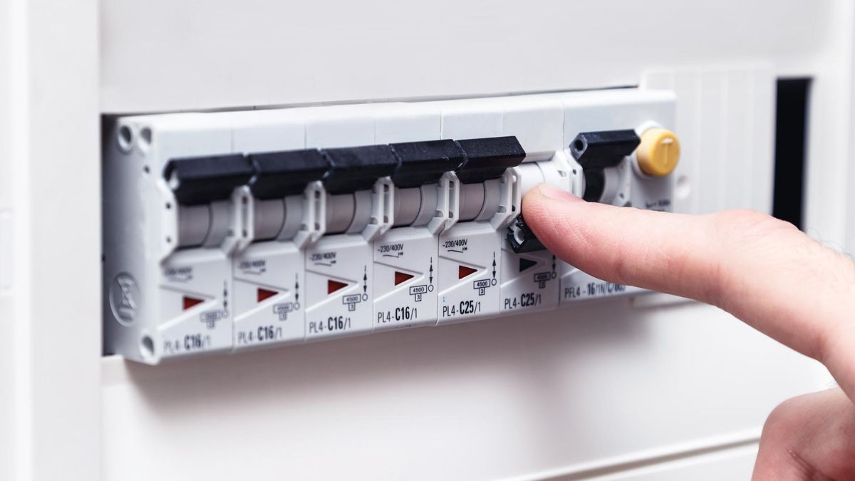 Cuidá tus electrodomésticos y tu instalación eléctrica con esta simple medida: desenchufá y esperá 10 minutos antes de reconectar. Cuidá tus electrodomésticos y tu instalación eléctrica con esta simple medida: desenchufá y esperá 10 minutos antes de reconectar.