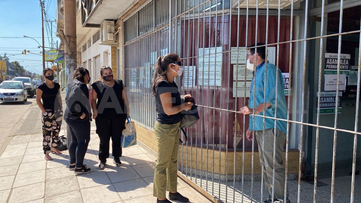 El reclamo surgió a raíz de que empujaron y maltrataron a una trabajadora. Solo atienden dos horas por día. 