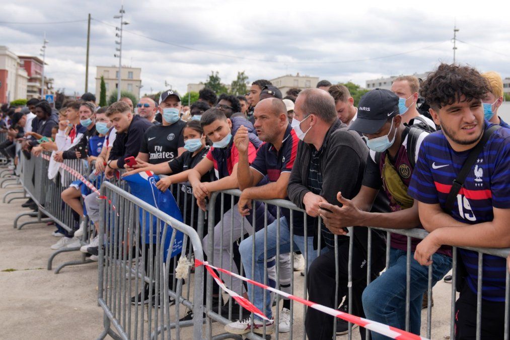 Miles de hinchas aguardaron por Messi en el aeropuerto de París.