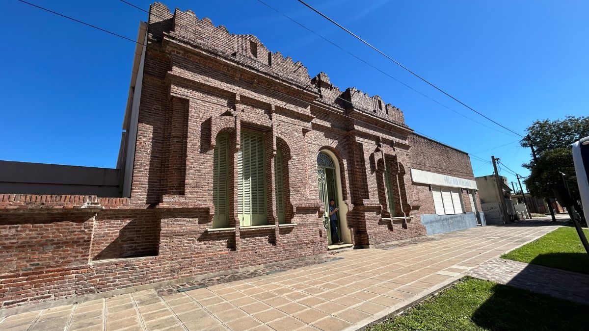 La Sociedad Italiana de Ataliva, declarada Monumento Histórico Provincial, conserva su estructura original y funciona como el principal motor cultural y social de la comunidad desde principios del siglo XX. La Sociedad Italiana de Ataliva, declarada Monumento Histórico Provincial, conserva su estructura original y funciona como el principal motor cultural y social de la comunidad desde principios del siglo XX.