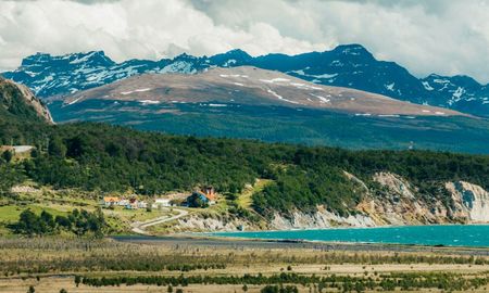 escapada a una oculta aldea de tierra del fuego, rodeada de lagos y cascadas escapada a una oculta aldea de tierra del fuego, rodeada de lagos y cascadas