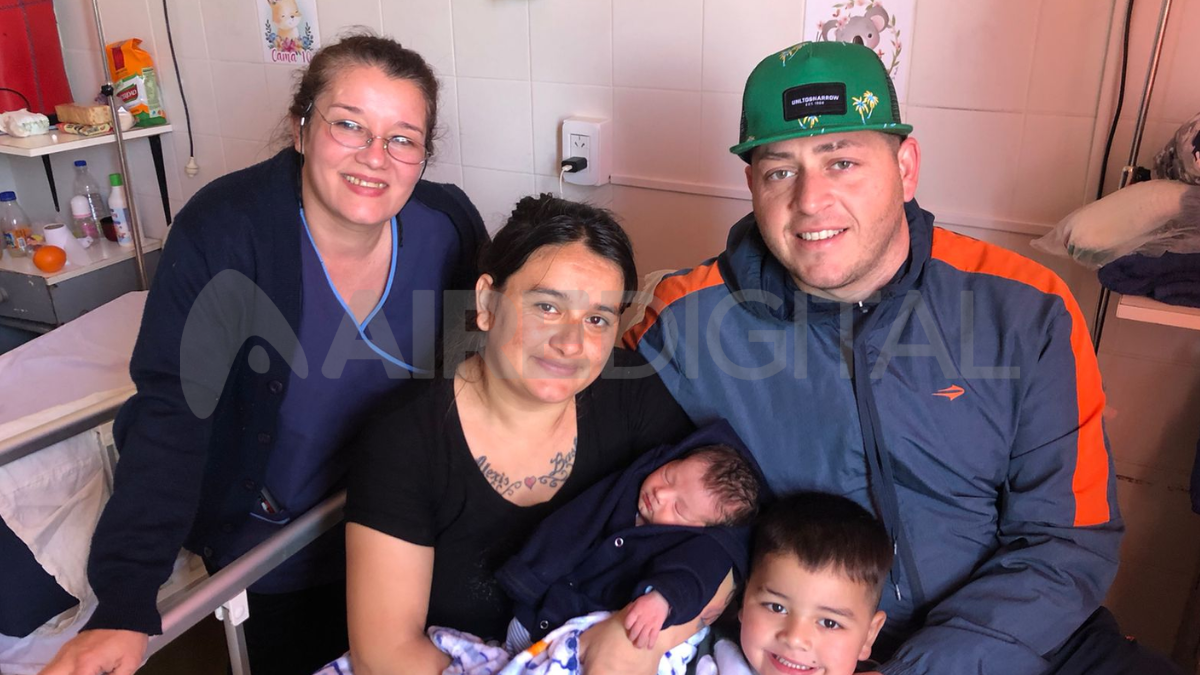 Joana Bianco, Nicolás y Caleb Geromet, junto al hijo menor de la pareja y a una enfermera. Joana Bianco, Nicolás y Caleb Geromet, junto al hijo menor de la pareja y a una enfermera.