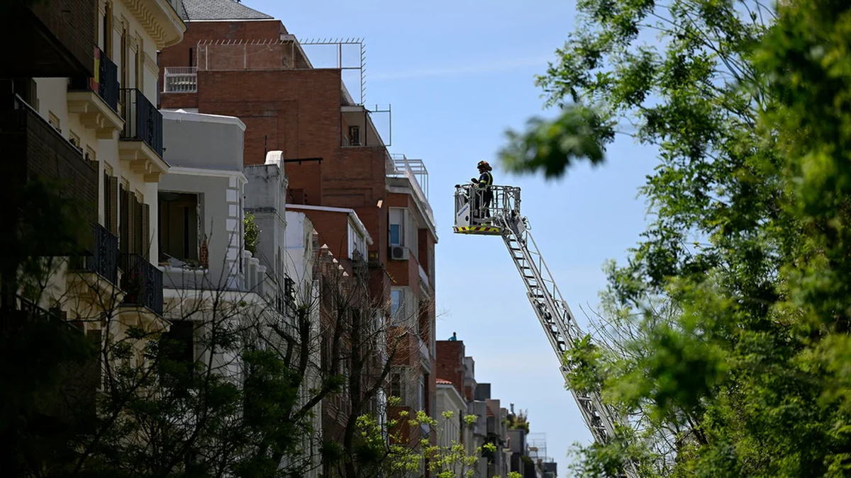 Hay dos muertos por la explosión de un edificio en Madrid.