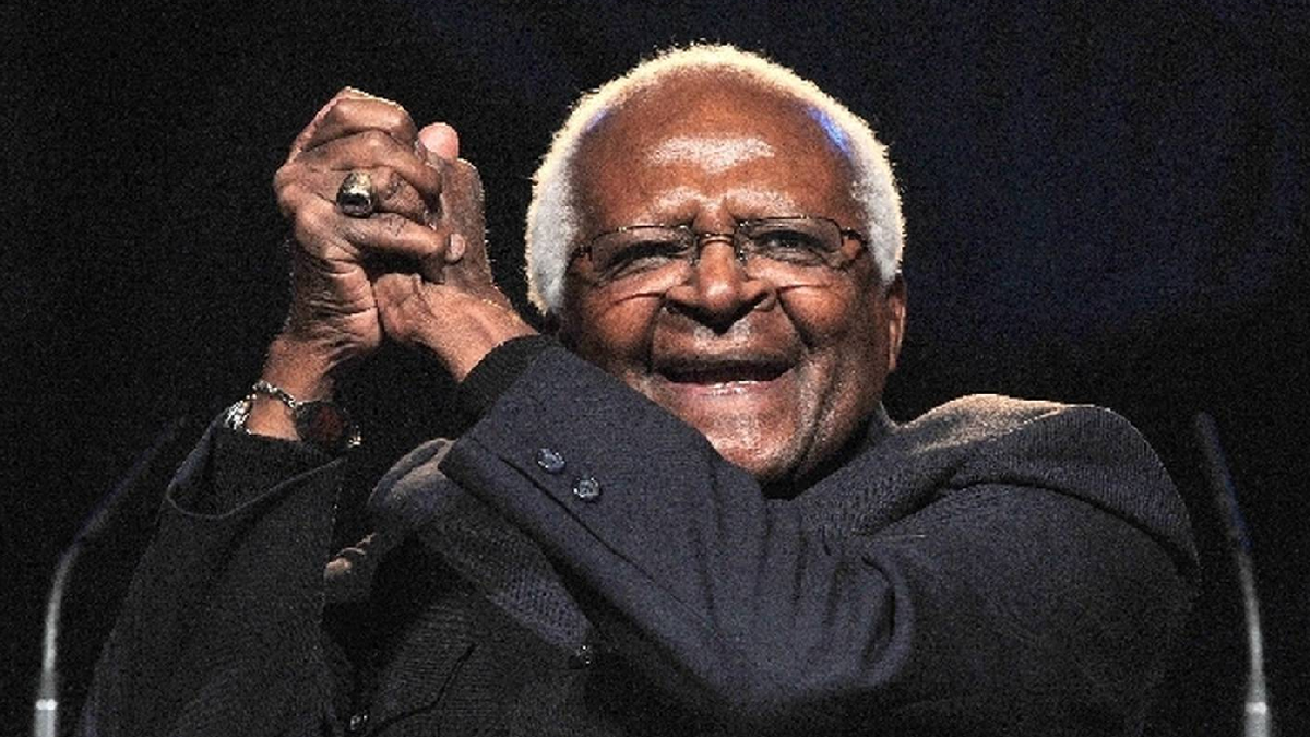 El arzobispo anglicano sudafricano Desmond Tutu, un s&iacute;mbolo de la lucha contra el apartheid en Sud&aacute;frica, galardonado con el Premio Nobel de la Paz, muri&oacute; este domingo a los 90 a&ntilde;os.