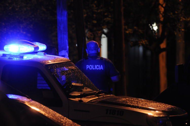 Personal policial investiga un homicidio ocurrido este lunes en el norte de la ciudad. Imagen ilustrativa.