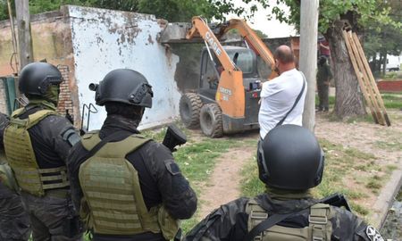 Este jueves se derribó un nuevo punto de venta de drogas en San Lorenzo, y la Provincia se aproxima al centenar de intervenciones en todo el territorio de Santa Fe. Este jueves se derribó un nuevo punto de venta de drogas en San Lorenzo, y la Provincia se aproxima al centenar de intervenciones en todo el territorio de Santa Fe.