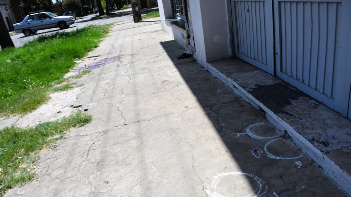 Sobre el crimen de Rodríguez y Biedma, se supo que vecinos reportaron al 911 disparos y al llegar la patrulla a la zona se encontraron con Eugenio Domingo Campos tendido sobre la vereda.