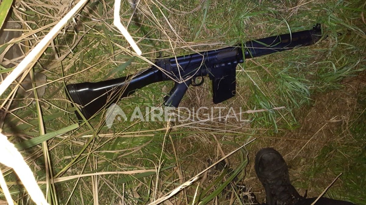 El grupo de los Cantero que baleó al policía llevaba un FAL con un cargador completo y una bala en la recámara lista para disparar. El arma fue abandonada en la escena del hecho.