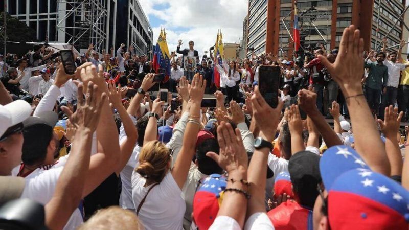 Maduro se apoya en los militares ante respaldo internacional al opositor Guaidó