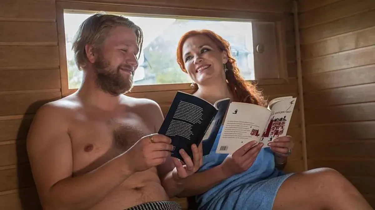 Casi el 90% de los finlandeses van cada semana a la sauna, una actividad que se considera buena tanto para la salud física como mental. Casi el 90% de los finlandeses van cada semana a la sauna, una actividad que se considera buena tanto para la salud física como mental.