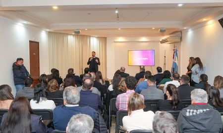 El Gobierno de la Provincia de Santa Fe presentó este lunes en la sede de la Unión Industrial de Santa Fe la Licencia Ambiental Digital, una herramienta que implica un cambio estructural en la gestión ambiental provincial. El Gobierno de la Provincia de Santa Fe presentó este lunes en la sede de la Unión Industrial de Santa Fe la Licencia Ambiental Digital, una herramienta que implica un cambio estructural en la gestión ambiental provincial.