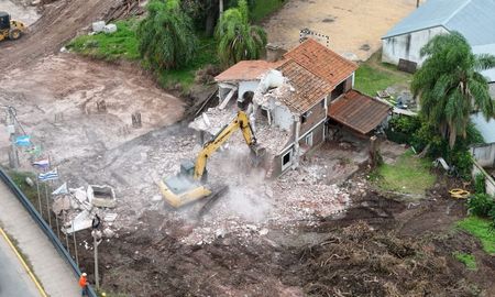 La demolición de un icónico chalet junto al río Salado marca el avance de la obra del nuevo puente Santa Fe - Santo Tomé. La demolición de un icónico chalet junto al río Salado marca el avance de la obra del nuevo puente Santa Fe - Santo Tomé.