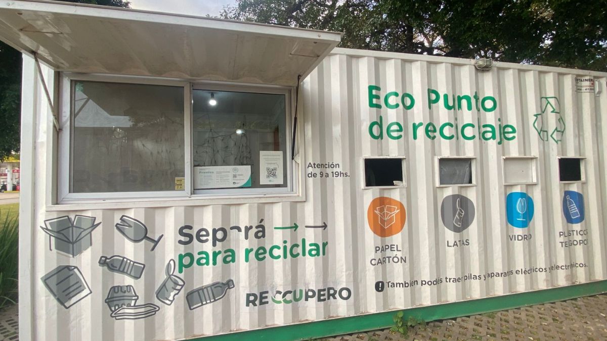 Los Eco Puntos son espacios municipales en la ciudad de Santa Fe donde puedes depositar residuos reciclables secos y limpios. Los Eco Puntos son espacios municipales en la ciudad de Santa Fe donde puedes depositar residuos reciclables secos y limpios.
