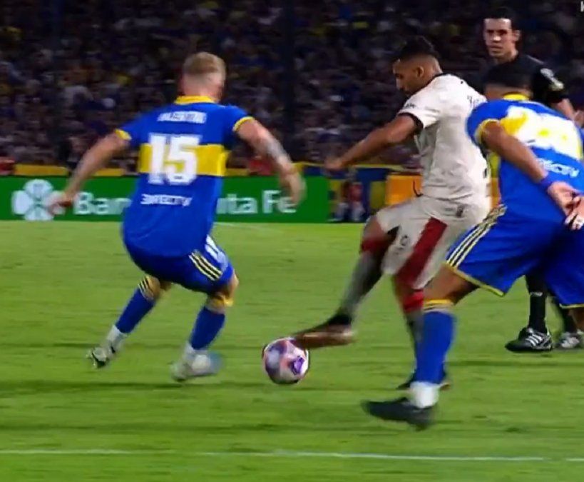 Ramón Ábila fue la figura de Colón en el duelo ante Boca