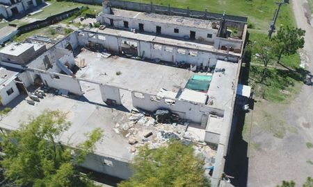 Un centenar de personas vivían en la fabrica abandonada Un centenar de personas vivían en la fabrica abandonada