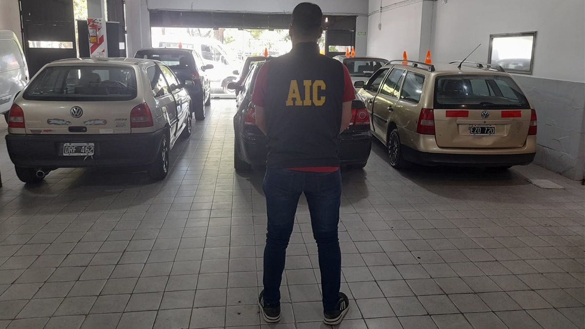 El lunes la AIC desplegó 17 allanamientos y detuvo a cuatro integrantes del presunto engranaje criminal.