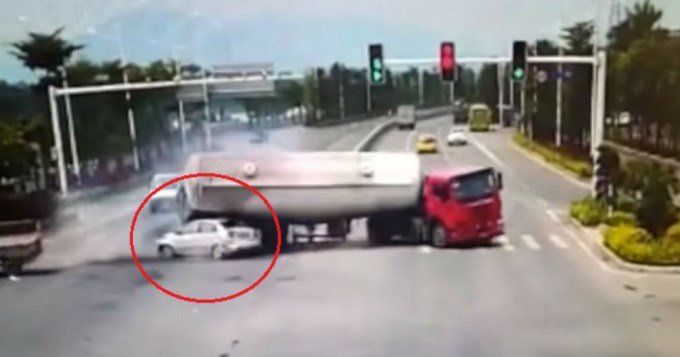 Video: camión aplastó y mató a cuatro personas