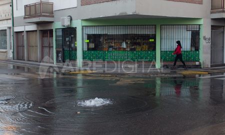 El agua que sale de la ca&ntilde;er&iacute;a brota desde una boca de registro de Assa.
