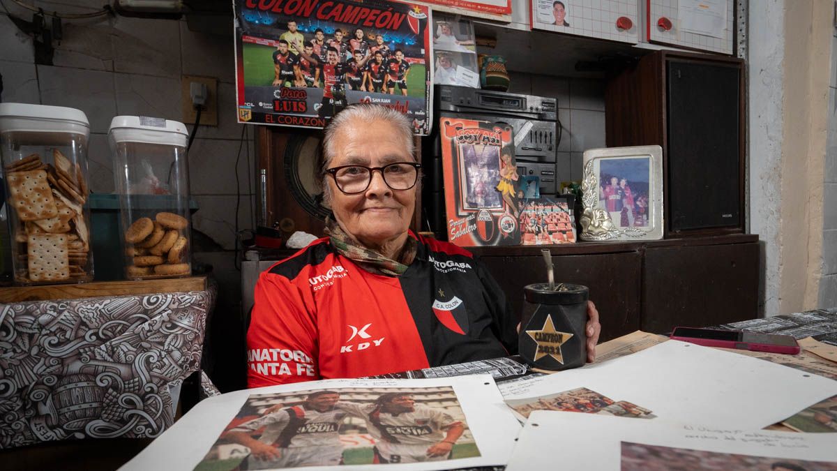 Entre camisetas, recortes y banderas, La Marga guarda en su casa buena parte de su historia junto a Colón. Entre camisetas, recortes y banderas, La Marga guarda en su casa buena parte de su historia junto a Colón.